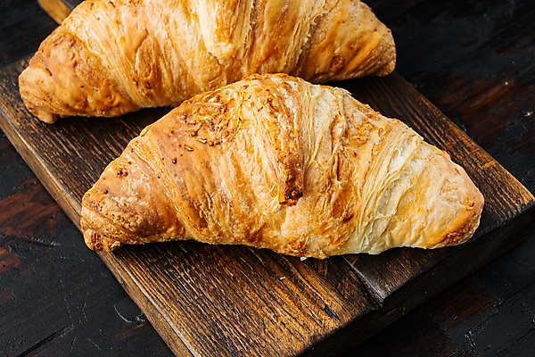 포토 JPG 해외이미지 실내 근접촬영 사람없음 크루아상 나무도마 나무배경 해외포토 빵 뷰포인트 백그라운드 도마 내부 목재 파일형식