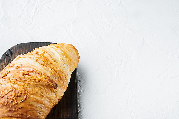 포토 JPG 해외이미지 실내 사람없음 크루아상 흰배경 나무도마 카피스페이스 해외포토 빵 백그라운드 도마 내부 목재 공백 흰색 파일형식