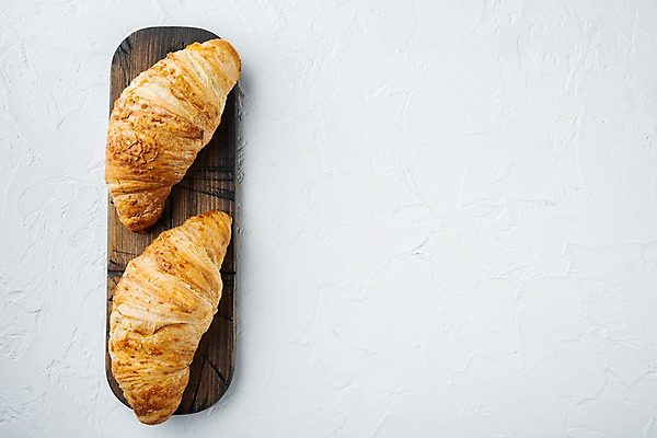 포토 JPG 해외이미지 실내 사람없음 크루아상 흰배경 나무도마 카피스페이스 해외포토 빵 백그라운드 도마 내부 목재 공백 흰색 파일형식