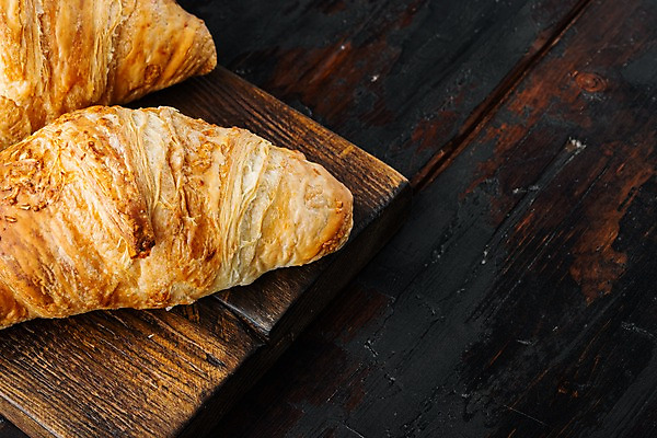 포토 JPG 해외이미지 실내 근접촬영 사람없음 크루아상 나무도마 카피스페이스 나무배경 해외포토 빵 뷰포인트 백그라운드 도마 내부 목재 공백 파일형식