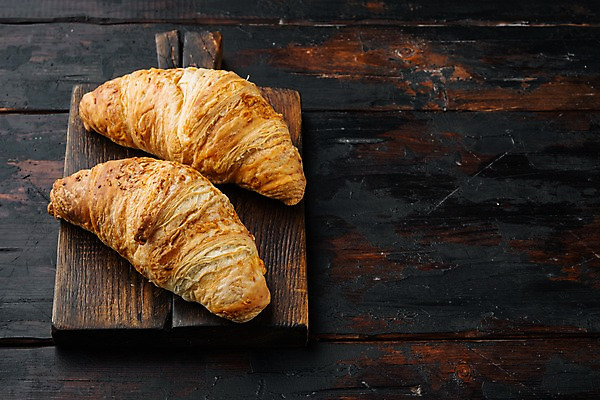 포토 JPG 해외이미지 실내 사람없음 크루아상 나무도마 카피스페이스 나무배경 해외포토 빵 백그라운드 도마 내부 목재 공백 파일형식