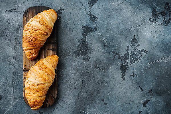 포토 JPG 해외이미지 회색배경 실내 사람없음 크루아상 나무도마 카피스페이스 해외포토 빵 백그라운드 도마 내부 목재 공백 회색 파일형식