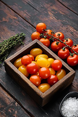 포토 JPG 해외이미지 그릇 방울토마토 실내 사람없음 나무상자 소금 로즈메리 나무탁자 해외포토 식기 토마토 탁자 내부 상자 허브 파일형식