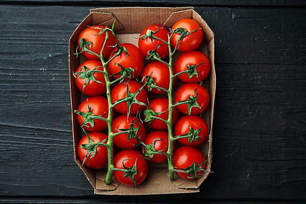 포토 JPG 해외이미지 방울토마토 검은배경 실내 사람없음 하이앵글 종이상자 해외포토 뷰포인트 백그라운드 토마토 내부 상자 검은색 파일형식