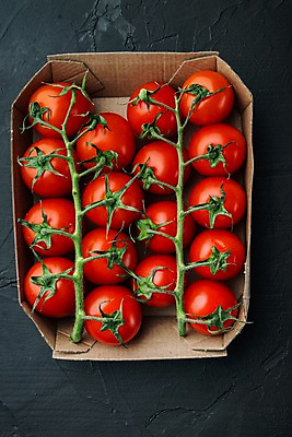 포토 JPG 해외이미지 방울토마토 검은배경 실내 사람없음 하이앵글 종이상자 해외포토 뷰포인트 백그라운드 토마토 내부 상자 검은색 파일형식