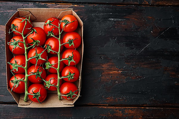 포토 JPG 해외이미지 방울토마토 실내 사람없음 하이앵글 종이상자 나무탁자 카피스페이스 해외포토 뷰포인트 토마토 탁자 내부 상자 공백 파일형식