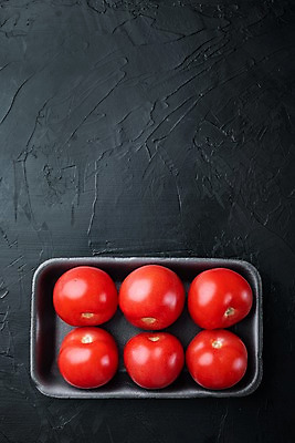 포토 JPG 해외이미지 토마토 검은배경 실내 사람없음 하이앵글 스티로폼접시 카피스페이스 해외포토 접시 뷰포인트 백그라운드 채소 내부 검은색 공백 파일형식