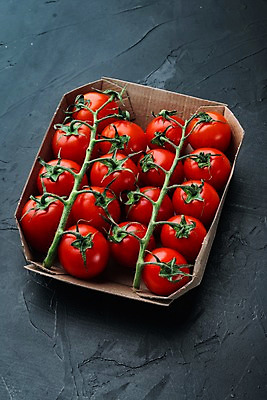 포토 JPG 해외이미지 방울토마토 검은배경 실내 사람없음 종이상자 해외포토 백그라운드 토마토 내부 상자 검은색 파일형식