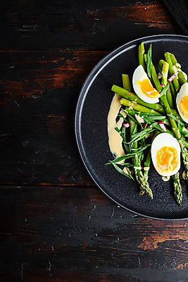 포토 JPG 해외이미지 접시 실내 요리 사람없음 하이앵글 아스파라거스 삶은계란 나무탁자 해외포토 식기 뷰포인트 채소 탁자 내부 계란 계란요리 파일형식