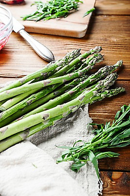 포토 JPG 해외이미지 실내 사람없음 나이프 아스파라거스 로즈메리 나무도마 나무탁자 해외포토 식기 채소 탁자 도마 내부 목재 칼 허브 파일형식