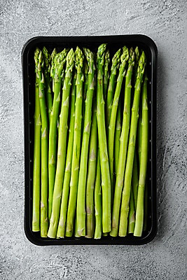 포토 JPG 해외이미지 회색배경 실내 사람없음 하이앵글 담기 아스파라거스 플라스틱통 해외포토 뷰포인트 백그라운드 채소 모션 통 내부 회색 플라스틱 파일형식