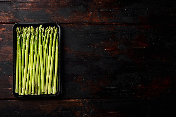 포토 JPG 해외이미지 실내 사람없음 하이앵글 담기 아스파라거스 나무탁자 플라스틱통 카피스페이스 해외포토 뷰포인트 채소 모션 탁자 통 내부 공백 플라스틱 파일형식