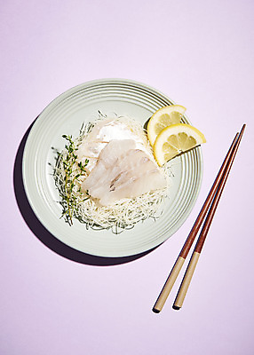 포토 JPG 스튜디오촬영 접시 음식 젓가락 실내 사람없음 하이앵글 생선회 레몬 날것 농어 보라색배경 국내포토 식기 뷰포인트 백그라운드 과일 수저 어류 내부 보라색 회 파일형식