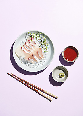 포토 JPG 스튜디오촬영 접시 음식 젓가락 실내 사람없음 하이앵글 생선회 고추냉이 날것 도미 종지 보라색배경 초고추장 국내포토 그릇 식기 뷰포인트 백그라운드 수저 어류 내부 보라색 회 양념 파일형식