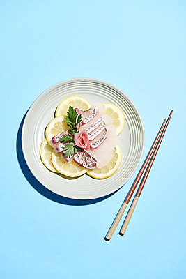 포토 JPG 스튜디오촬영 접시 음식 젓가락 실내 사람없음 하이앵글 생선회 레몬 파란배경 날것 도미 생강초절임 국내포토 식기 뷰포인트 백그라운드 과일 수저 어류 내부 파란색 회 절임 파일형식