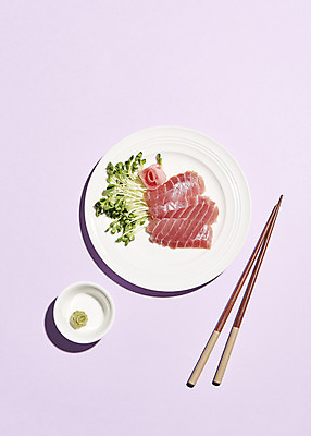 포토 JPG 스튜디오촬영 접시 음식 젓가락 실내 사람없음 하이앵글 고추냉이 날것 종지 무순 보라색배경 생강초절임 참치회 황다랑어 국내포토 그릇 식기 뷰포인트 백그라운드 수저 어류 내부 보라색 생선회 양념 새싹채소 절임 파일형식