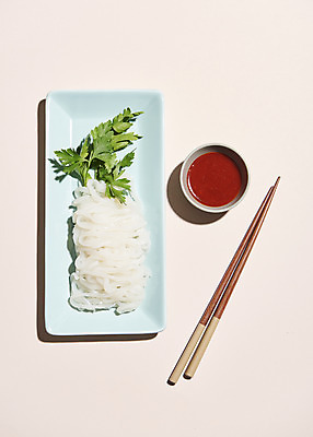 포토 JPG 스튜디오촬영 접시 음식 젓가락 실내 사람없음 하이앵글 날것 종지 오징어회 초고추장 한치 분홍색배경 국내포토 그릇 식기 뷰포인트 분홍색 백그라운드 수저 내부 회 양념 오징어 파일형식