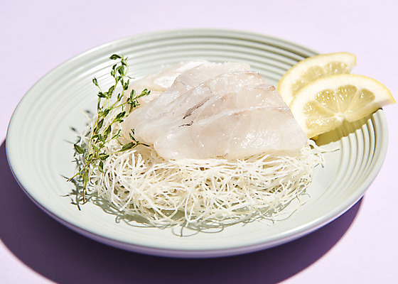 포토 JPG 스튜디오촬영 접시 음식 실내 사람없음 생선회 레몬 날것 농어 보라색배경 국내포토 식기 백그라운드 과일 어류 내부 보라색 회 파일형식