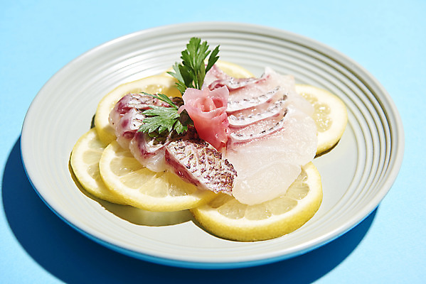 포토 JPG 스튜디오촬영 접시 음식 실내 사람없음 생선회 레몬 파란배경 날것 도미 생강초절임 국내포토 식기 백그라운드 과일 어류 내부 파란색 회 절임 파일형식