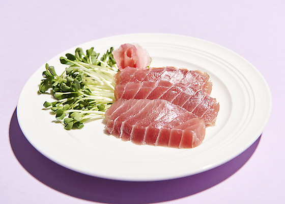 포토 JPG 스튜디오촬영 접시 음식 실내 사람없음 날것 무순 보라색배경 생강초절임 참치회 황다랑어 국내포토 식기 백그라운드 어류 내부 보라색 생선회 새싹채소 절임 파일형식