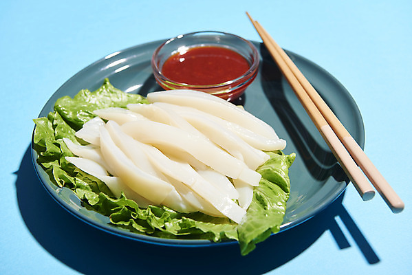 포토 JPG 스튜디오촬영 접시 음식 젓가락 실내 사람없음 파란배경 날것 종지 갑오징어 오징어회 초고추장 국내포토 그릇 식기 백그라운드 수저 내부 파란색 회 양념 오징어 파일형식