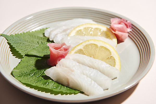 포토 JPG 스튜디오촬영 접시 음식 실내 사람없음 레몬 날것 깻잎 생강초절임 광어회 분홍색배경 국내포토 식기 분홍색 백그라운드 채소 과일 내부 생선회 절임 파일형식