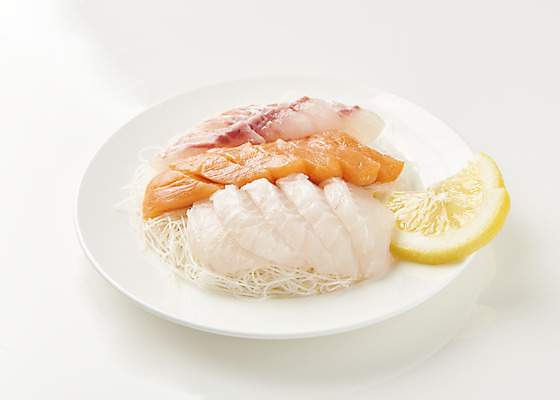 포토 JPG 스튜디오촬영 접시 음식 실내 사람없음 생선회 레몬 흰배경 날것 도미 연어회 광어회 국내포토 식기 백그라운드 과일 어류 내부 회 흰색 연어 파일형식
