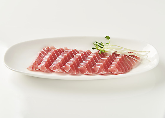 포토 JPG 스튜디오촬영 접시 음식 실내 사람없음 흰배경 날것 무순 참치뱃살 참치회 황다랑어 국내포토 식기 백그라운드 어류 내부 생선회 흰색 참치 새싹채소 파일형식