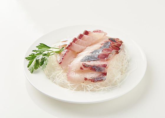 포토 JPG 스튜디오촬영 접시 음식 실내 사람없음 생선회 흰배경 날것 전갱이 국내포토 식기 백그라운드 어류 내부 회 흰색 파일형식