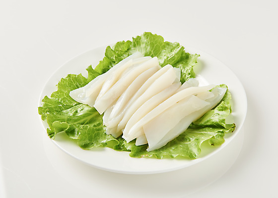 포토 JPG 스튜디오촬영 접시 음식 실내 사람없음 상추 흰배경 날것 갑오징어 오징어회 국내포토 식기 백그라운드 채소 내부 회 흰색 오징어 파일형식