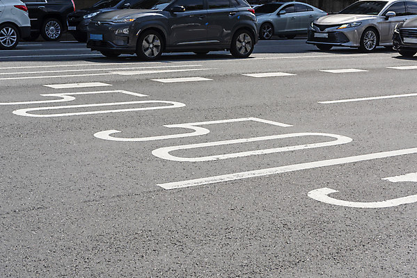 포토 JPG 주간 도로 교통 자동차 사람없음 야외 통제 사회이슈 교통안전 교통표지 사고예방 속도제한 안전속도 안전속도5030 50킬로미터 국내포토 자연요소 길 육상교통 컨셉 교통시설 안전 금지 예방 정책 제한속도 파일형식