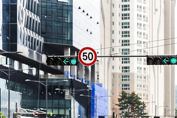 포토 JPG 주간 교통 아파트 빌딩 사람없음 야외 신호등 통제 사회이슈 도로표지판 교통안전 사고예방 속도제한 안전속도 안전속도5030 50킬로미터 국내포토 자연요소 도로 컨셉 주택 안전 건물 금지 표지판 예방 정책 제한속도 파일형식