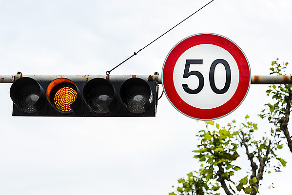 포토 JPG 주간 교통 하늘 사람없음 야외 신호등 통제 사회이슈 도로표지판 교통안전 사고예방 속도제한 안전속도 안전속도5030 50킬로미터 국내포토 자연요소 도로 컨셉 안전 금지 표지판 예방 정책 제한속도 파일형식