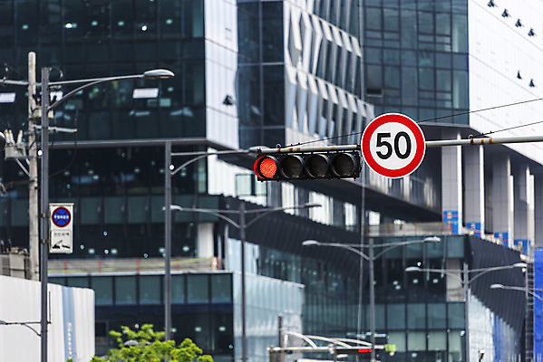 포토 JPG 주간 교통 빌딩 사람없음 야외 신호등 통제 사회이슈 도로표지판 교통안전 사고예방 속도제한 안전속도 안전속도5030 50킬로미터 국내포토 자연요소 도로 컨셉 안전 건물 금지 표지판 예방 정책 제한속도 파일형식