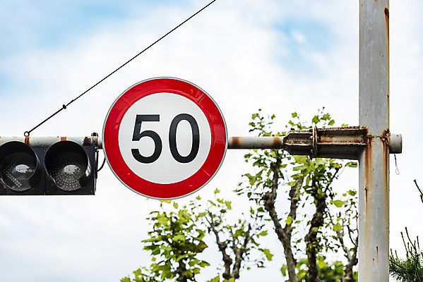 포토 JPG 주간 나무 구름 교통 하늘 사람없음 야외 신호등 통제 사회이슈 도로표지판 교통안전 사고예방 속도제한 안전속도 안전속도5030 50킬로미터 국내포토 자연요소 식물 도로 컨셉 안전 금지 표지판 예방 정책 제한속도 파일형식