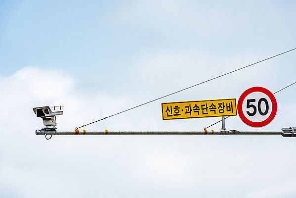 포토 JPG 주간 구름 교통 가로등 하늘 사람없음 야외 통제 사회이슈 도로표지판 교통안전 사고예방 속도제한 안전속도 과속단속카메라 안전속도5030 50킬로미터 국내포토 자연요소 공공시설 도로 컨셉 안전 금지 표지판 예방 정책 제한속도 파일형식