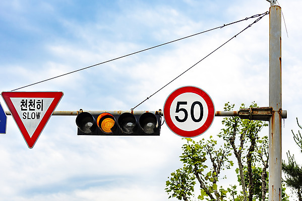 포토 JPG 주간 구름 교통 하늘 사람없음 야외 신호등 통제 사회이슈 도로표지판 교통안전 사고예방 속도제한 안전속도 안전속도5030 50킬로미터 국내포토 자연요소 도로 컨셉 안전 금지 표지판 예방 정책 제한속도 파일형식