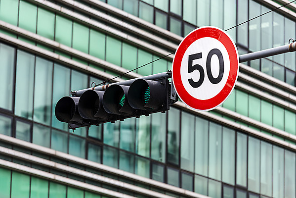 포토 JPG 주간 교통 빌딩 사람없음 야외 신호등 통제 사회이슈 도로표지판 교통안전 사고예방 속도제한 안전속도 안전속도5030 50킬로미터 국내포토 자연요소 도로 컨셉 안전 건물 금지 표지판 예방 정책 제한속도 파일형식