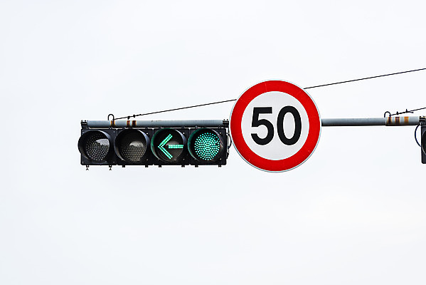 포토 JPG 주간 교통 하늘 사람없음 야외 신호등 통제 사회이슈 예방 도로표지판 교통안전 속도제한 안전속도 안전속도5030 50킬로미터 국내포토 자연요소 도로 컨셉 안전 금지 표지판 정책 제한속도 파일형식