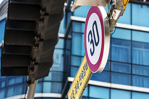 포토 JPG 주간 교통 빌딩 사람없음 야외 신호등 통제 사회이슈 도로표지판 교통안전 사고예방 속도제한 안전속도 과속단속카메라 안전속도5030 30킬로미터 국내포토 자연요소 도로 컨셉 안전 건물 금지 표지판 예방 정책 제한속도 파일형식