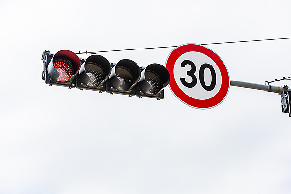 포토 JPG 주간 교통 하늘 사람없음 야외 신호등 통제 사회이슈 도로표지판 교통안전 사고예방 속도제한 안전속도 안전속도5030 30킬로미터 국내포토 자연요소 도로 컨셉 안전 금지 표지판 예방 정책 제한속도 파일형식