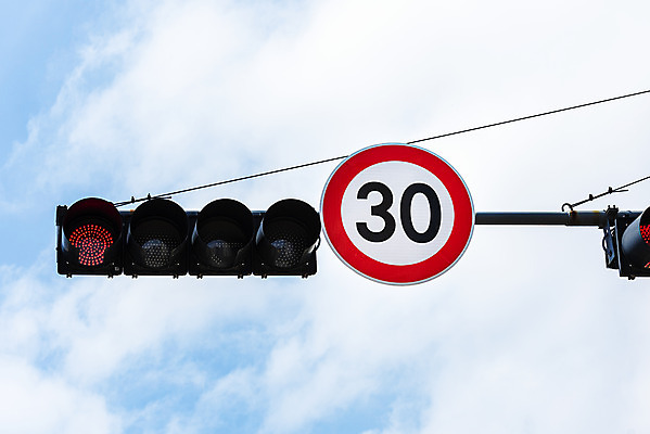 포토 JPG 주간 구름 교통 하늘 사람없음 야외 신호등 통제 사회이슈 도로표지판 교통안전 사고예방 속도제한 안전속도 안전속도5030 30킬로미터 국내포토 자연요소 도로 컨셉 안전 금지 표지판 예방 정책 제한속도 파일형식