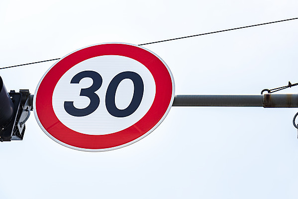 포토 JPG 주간 교통 하늘 사람없음 야외 통제 사회이슈 도로표지판 교통안전 사고예방 속도제한 안전속도 안전속도5030 30킬로미터 국내포토 자연요소 도로 컨셉 안전 금지 표지판 예방 정책 제한속도 파일형식