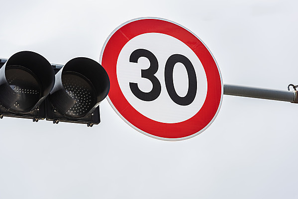 포토 JPG 주간 교통 사람없음 야외 신호등 통제 사회이슈 도로표지판 교통안전 사고예방 속도제한 안전속도 안전속도5030 30킬로미터 국내포토 자연요소 도로 컨셉 안전 금지 표지판 예방 정책 제한속도 파일형식