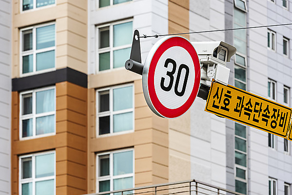 포토 JPG 주간 교통 가로등 아파트 사람없음 야외 통제 사회이슈 도로표지판 교통안전 사고예방 속도제한 안전속도 과속단속카메라 안전속도5030 30킬로미터 국내포토 자연요소 공공시설 도로 컨셉 주택 안전 금지 표지판 예방 정책 제한속도 파일형식