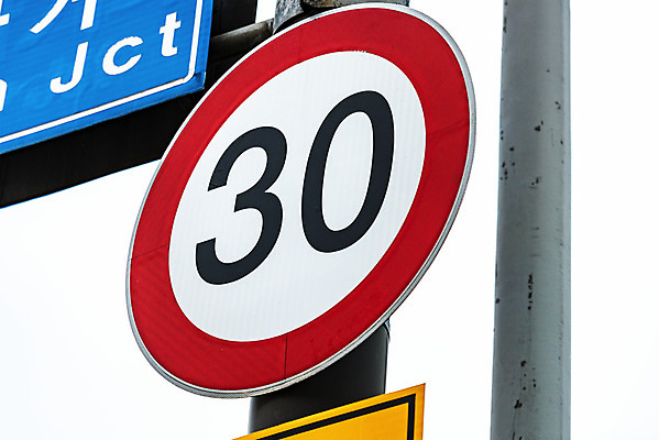 포토 JPG 주간 교통 가로등 사람없음 야외 통제 사회이슈 도로표지판 교통안전 사고예방 속도제한 안전속도 안전속도5030 30킬로미터 국내포토 자연요소 공공시설 도로 컨셉 안전 금지 표지판 예방 정책 제한속도 파일형식