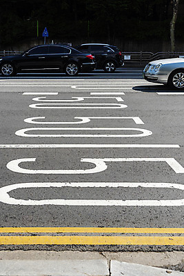 포토 JPG 주간 도로 교통 자동차 사람없음 야외 통제 사회이슈 교통안전 교통표지 사고예방 속도제한 안전속도 안전속도5030 50킬로미터 국내포토 자연요소 길 육상교통 컨셉 교통시설 안전 금지 예방 정책 제한속도 파일형식