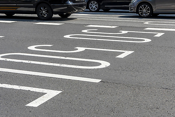 포토 JPG 주간 도로 교통 자동차 사람없음 야외 통제 사회이슈 교통안전 교통표지 사고예방 속도제한 안전속도 안전속도5030 50킬로미터 국내포토 자연요소 길 육상교통 컨셉 교통시설 안전 금지 예방 정책 제한속도 파일형식