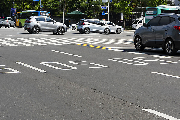 포토 JPG 주간 도로 교통 자동차 사람없음 야외 통제 사회이슈 교통안전 교통표지 도로표시판 사고예방 속도제한 안전속도 안전속도5030 50킬로미터 국내포토 자연요소 길 육상교통 컨셉 교통시설 안전 금지 표지판 예방 정책 제한속도 파일형식