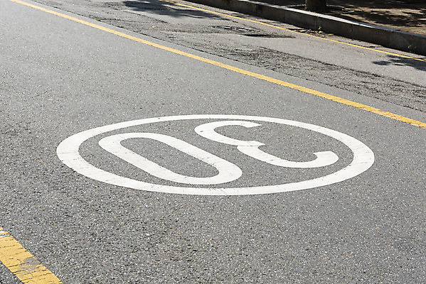 포토 JPG 주간 도로 교통 사람없음 야외 통제 사회이슈 교통안전 교통표지 사고예방 속도제한 안전속도 안전속도5030 30킬로미터 국내포토 자연요소 길 컨셉 교통시설 안전 금지 예방 정책 제한속도 파일형식